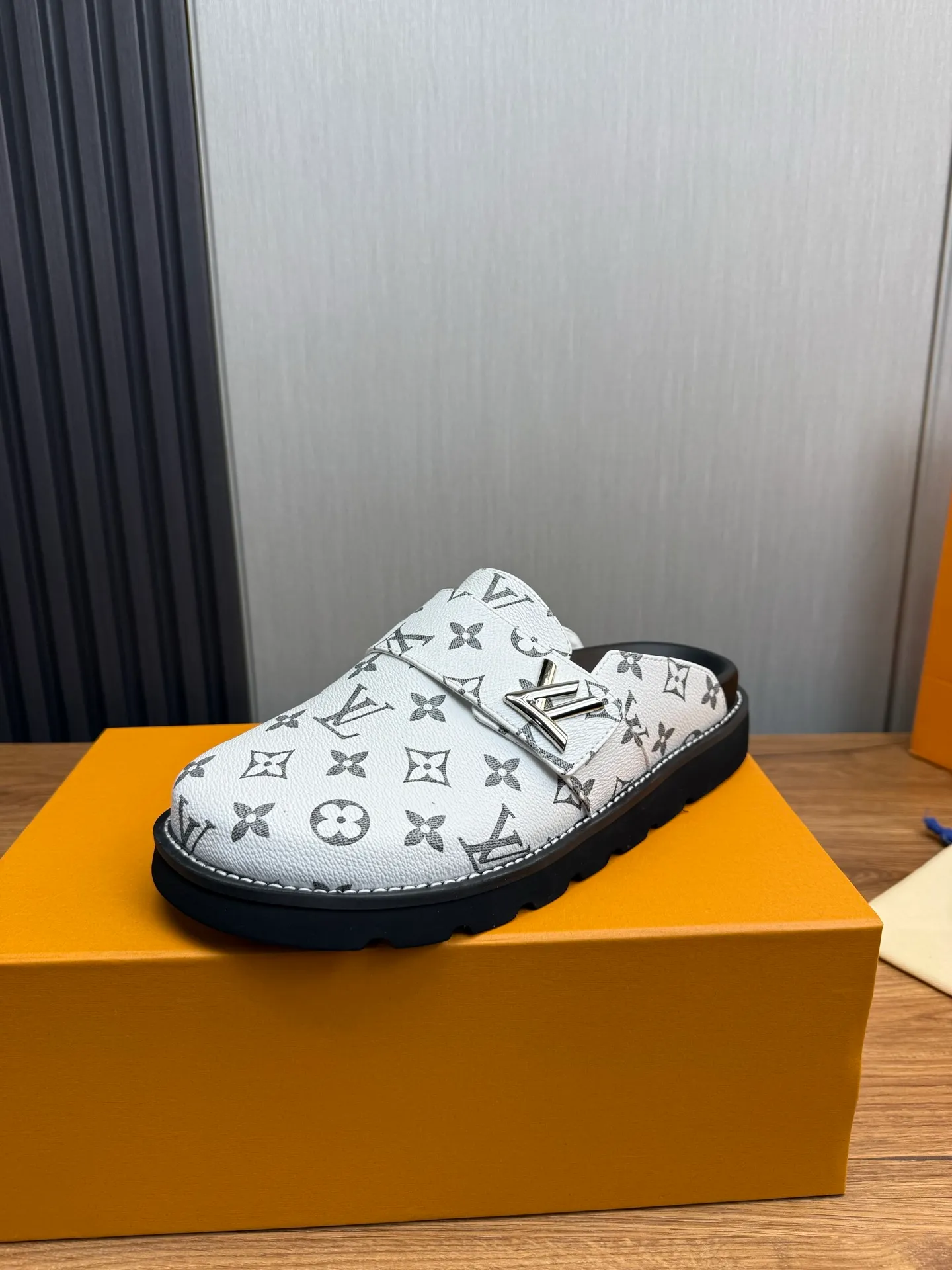 Men's shoes 💰420💰 Lv. hot selling men's slippers 🔥 🩴Official website one to one production 38-45 sizes 45 46 🉑️Customized!